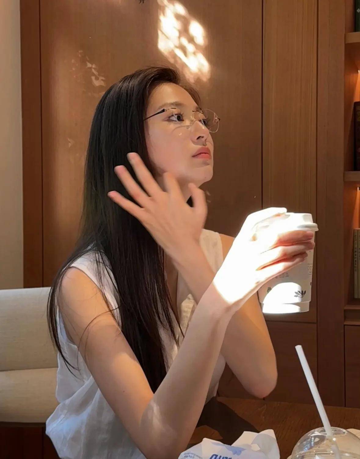 东方卫视冯琳晒日常照无框眼镜配长发简约穿搭穿出十足高干风